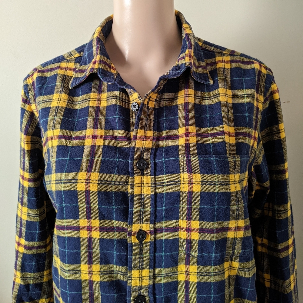Uniqlo plaid flannel button down shirt, men's small